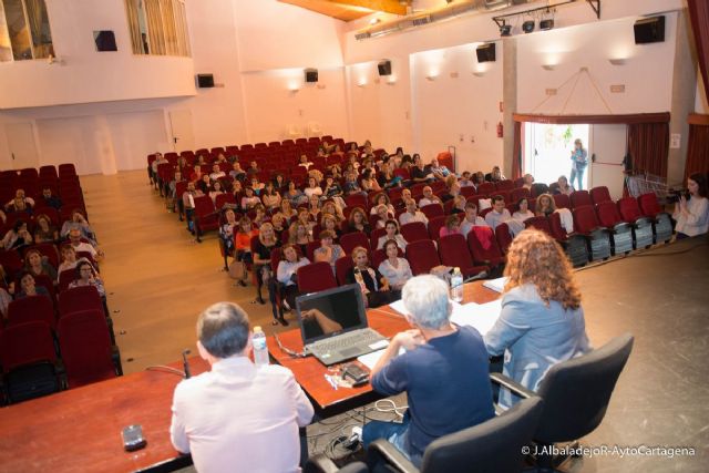 Mas de un centenar de funcionarios acuden a una jornada de formación en el Luzzy