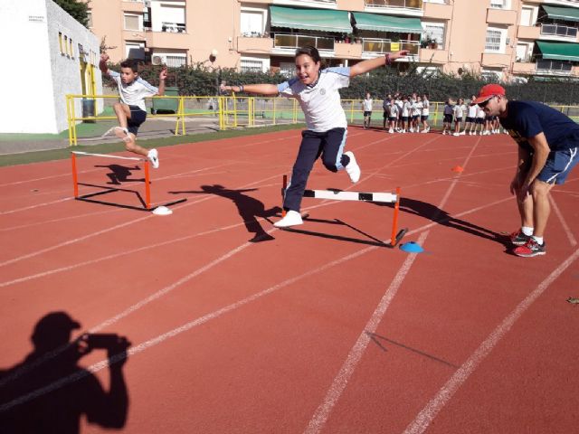 El colegio San Vicente Paul vive una jornada de atletismo en la pista municipal con el Programa ADE