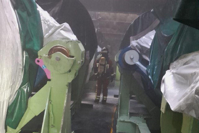 Bomberos de Cartagena extinguen dos incendios en un buque de mercancías y un piso