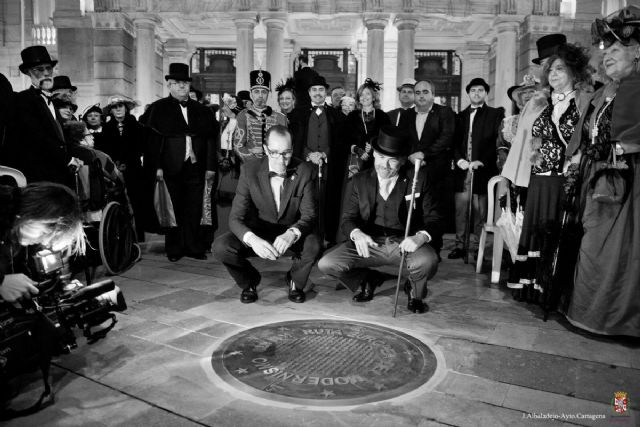 Una placa anuncia ya en la plaza del Ayuntamiento la integracion de Cartagena en la Ruta Europea del Modernismo