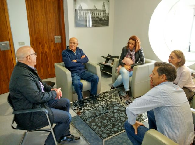 Ciudadanos recoge las demandas de los vecinos de Carlos III y sus quejas por las molestias generadas en la pista de skate