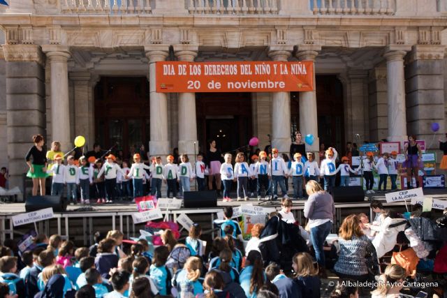 Los escolares de Cartagena celebran el Dia Internacional por los Derechos de la Infancia con una marcha por el centro de la ciudad