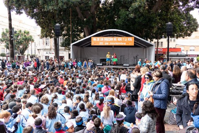 Ambiente festivo en Cartagena para reivindicar los derechos fundamentales de los niños