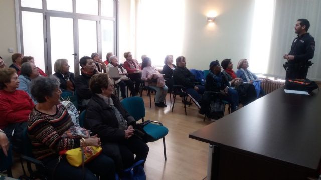 Servicios Sociales y Policía Local enseñan a las personas mayores como actuar en caso de ser víctimas de un delito