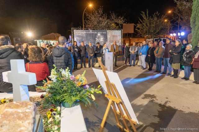 Doscientos vecinos del Barrio Peral de Cartagena recuerdan a las víctimas del accidente de tren cuarenta años después