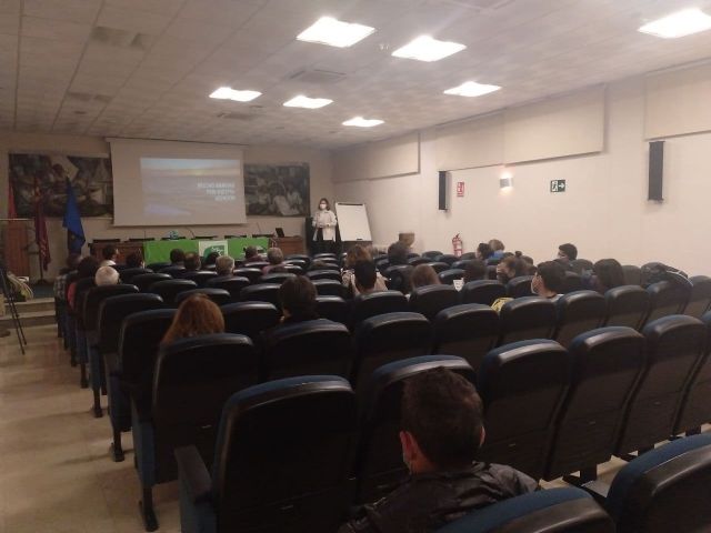 Ecologistas en Acción presenta en Cartagena la primera guía de tiburones y rayas de la Región de Murcia