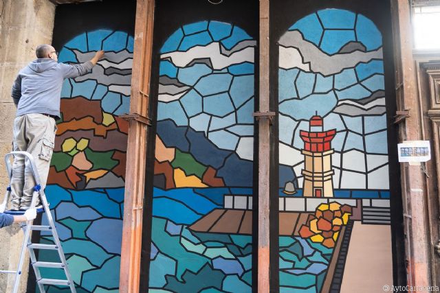 Artistas locales pintan un mural para modificar la estética de la calle Cuatro Santos