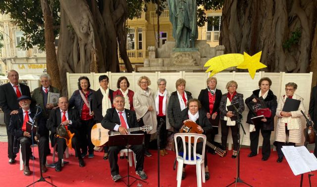 Niños y mayores celebran la Navidad con música, teatro y dulces tradicionales