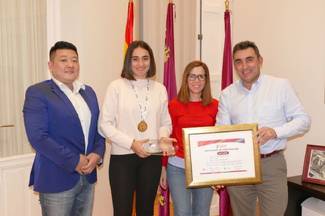La campeona de España de Taekwondo, Paula Vergara, compartió sus triunfos con la alcaldesa