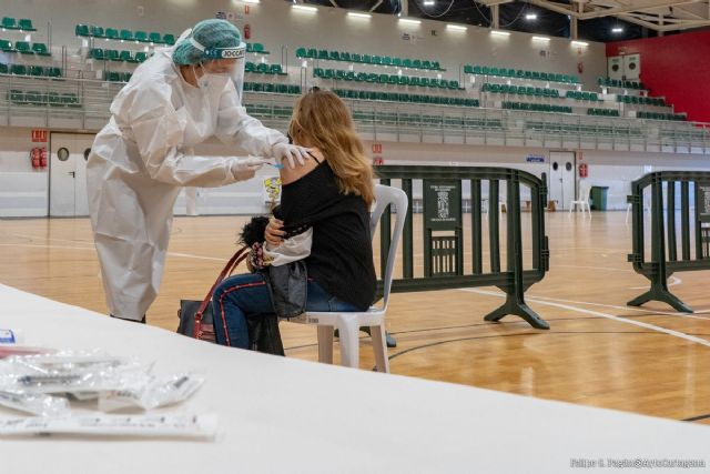 El pabellón Cabezo Beaza acoge la vacunación de 500 sanitarios