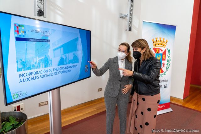 El Ayuntamiento estudia instalar placas fotovoltáicas en los locales sociales