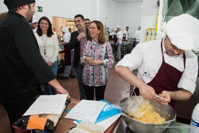 Alumnos del programa Tres Tenedores practican preparando y sirviendo cenas para comedores sociales