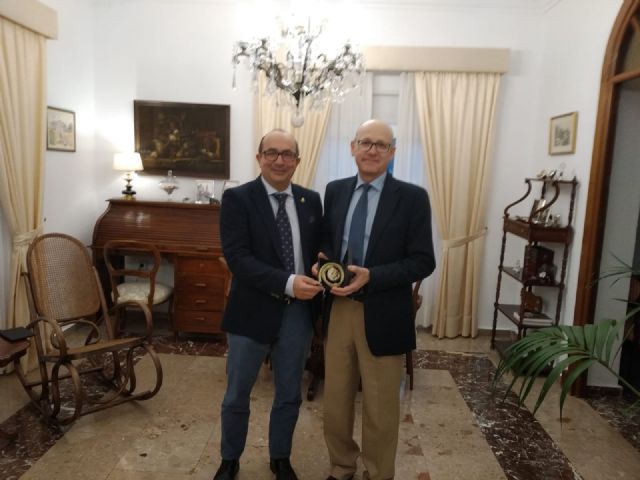 Entrega de la medalla de la Cofradía del Resucitado al Jefe del Regimiento RAAA 73