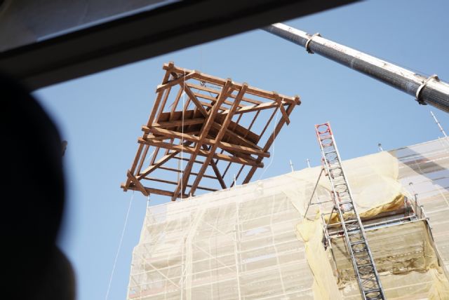 La consejera Noelia Arroyo asiste a los trabajos para cubrir la torre del campanario de la iglesia de Santa María de Cartagena