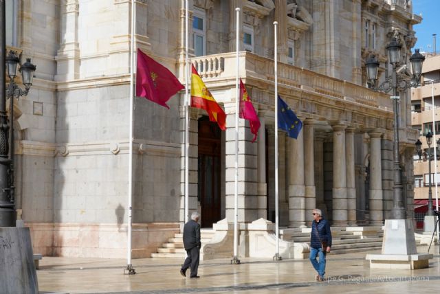 Banderas a media asta en señal de duelo por las víctimas del naufragio del Villa de Pitanxo en aguas de Terranova