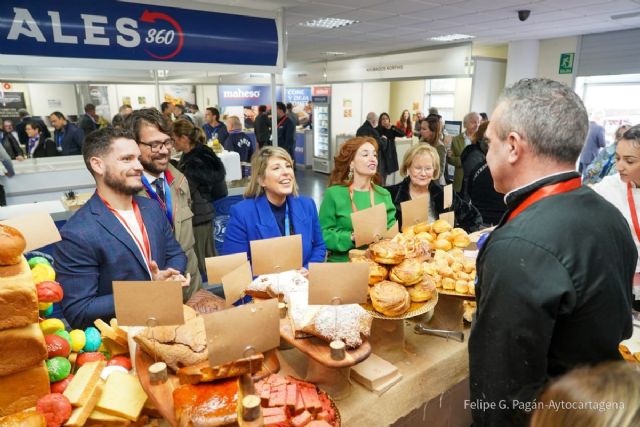 La alcaldesa pone en valor a la empresa familiar en la III edición de la feria Morales Gastronómica