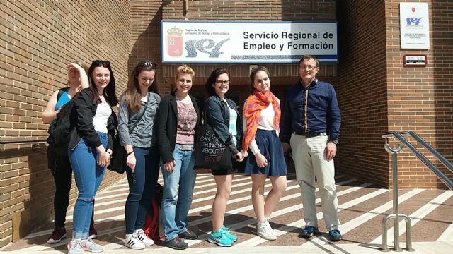 Estudiantes checos realizan un curso intensivo de análisis químico en el Centro de Referencia Nacional de Cartagena