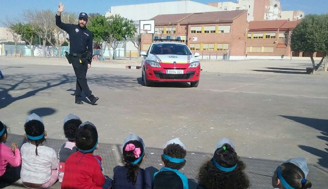 La Policía Local visita la Escuela de Educación Infantil del colegio San Antonio Abad de Urbanización Mediterráneo