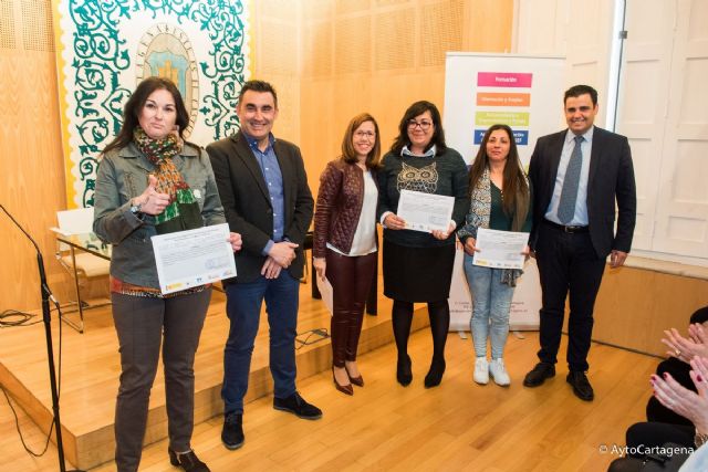 El Palacio Consistorial acoge la clausura de dos cursos mixtos de empleo y formacion en Cartagena
