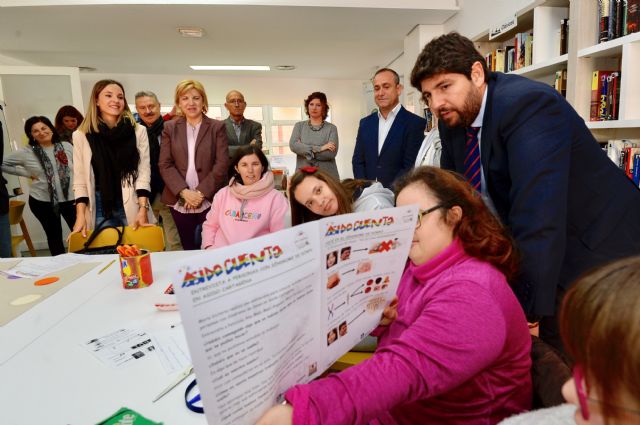 Fernando López Miras visita el Centro de Día de la Asociación para la Atención Integral a Personas con Síndrome de Down, Asido-Cartagena