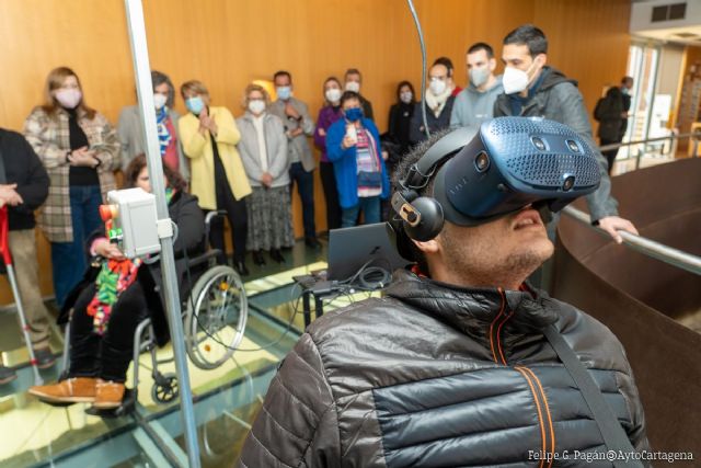 Una plataforma con sistema 3D permite a las personas con movilidad reducida visitar la Muralla Púnica de Cartagena