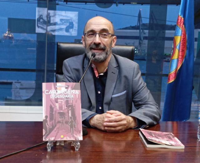 Santi García desgrana los misterios de la ciudad portuaria en su último libro 'Cartagena legendaria'