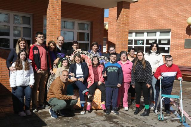 La alcaldesa reafirma el compromiso municipal con las viviendas y centro de día que Asido construye en El Bohío en una parcela municipal