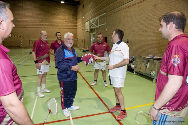 El alcalde y el concejal de Deportes entrenan con el Club Bádminton Cartagena