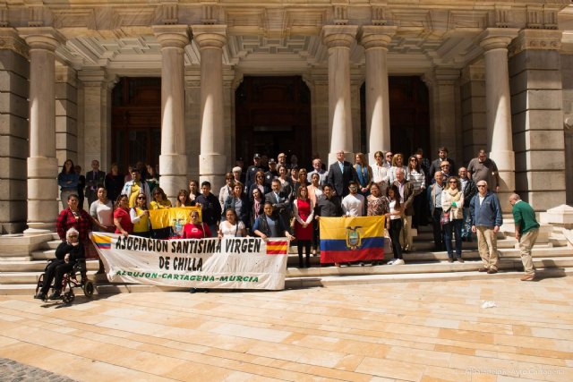 Minuto de silencio en solidaridad con Ecuador