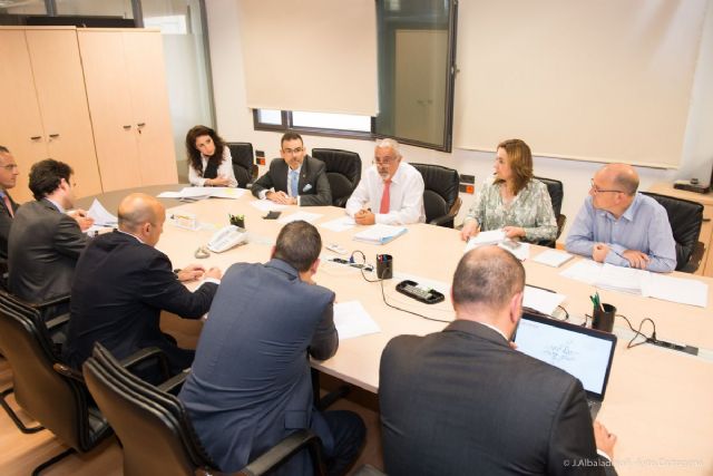 El alcalde recibe a directivos de CEPSA para interesarse sobre los proyectos de la compañía en el municipio