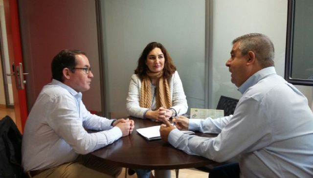 El Gobierno municipal trabaja con la AECC en un programa preventivo para paliar los efectos de la radiación solar en los niños