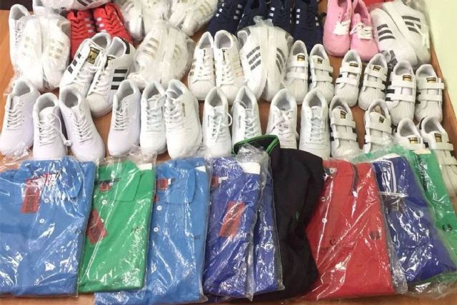 La Policia Local decomisa un lote de productos falsificados en el mercado de El Algar