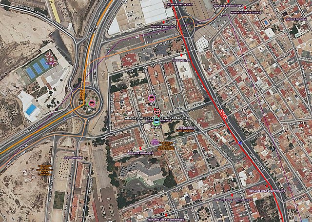 Servicios de emergencia trabajan en la extinción del incendio declarado en la cocina de una vivienda situada en la Urbanización Media Sala