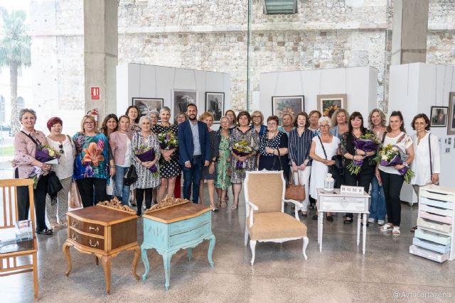 Pintura, bolillo y pastchwork, algunos de los trabajos de los talleres de Igualdad, que se exponen en el CIM