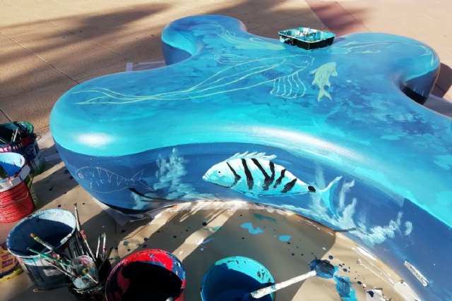 El Ayuntamiento comienza a instalar el mobiliario del litoral de cara a la temporada veraniega