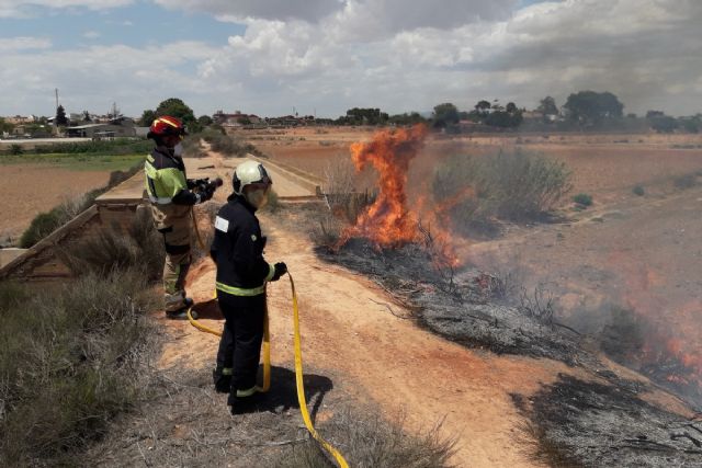 Bomberos de Cartagena sofocan un incendio de matorral en Las Tejeras