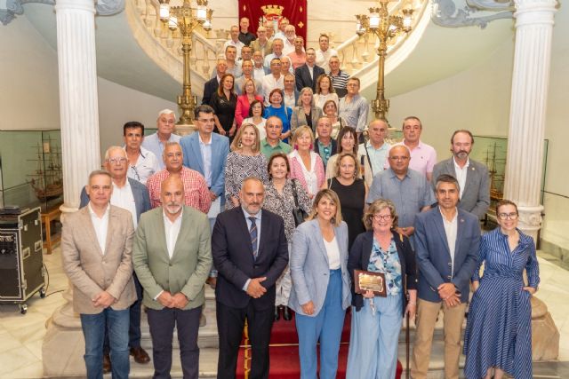 El Ayuntamiento reconoce el trabajo de medio centenar de empleados públicos jubilados