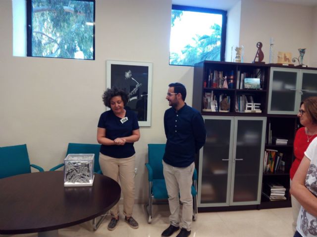 Los participantes del proyecto YO SÃ HE ROTO UN PLATO donan al Ayuntamiento una urna con fragmentos