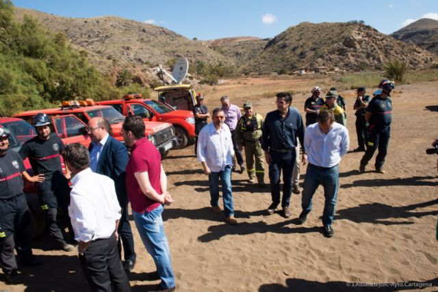 El alcalde destaca la colaboración entre instituciones en el control del incendio de El Gorguel
