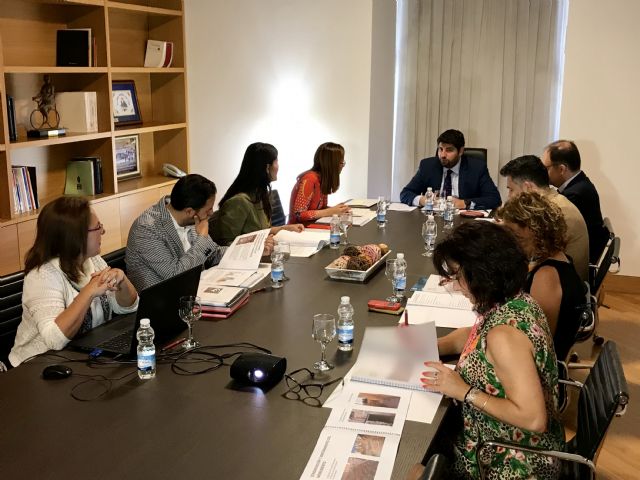 López Miras preside la reunión de la Fundación Teatro Romano