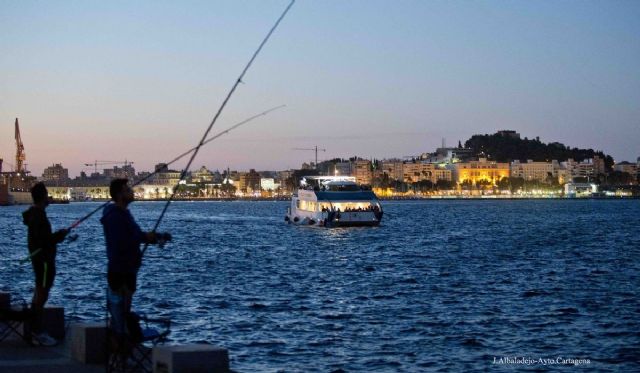 Comienzan los paseos en barco con musica en directo para las noches de verano