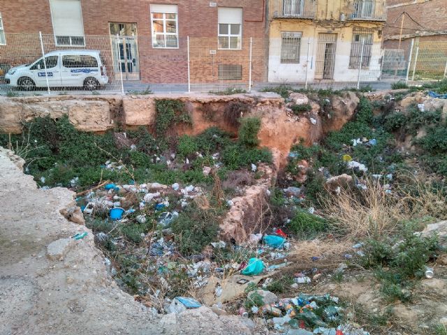 Ciudadanos lanza una ofensiva para acabar con los solares insalubres del municipio ante la inacción del Gobierno local