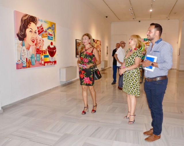 La sala municipal del Palacio Molina se impregna de Pop Art con los lienzos de Cuqui Guillén