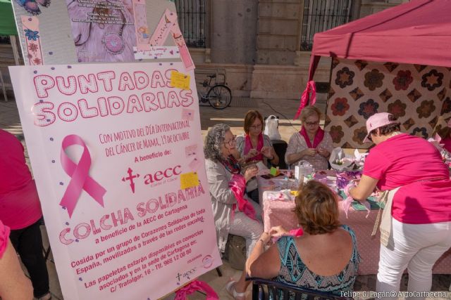 Cartagena da puntadas solidarias contra el Cáncer de Mama
