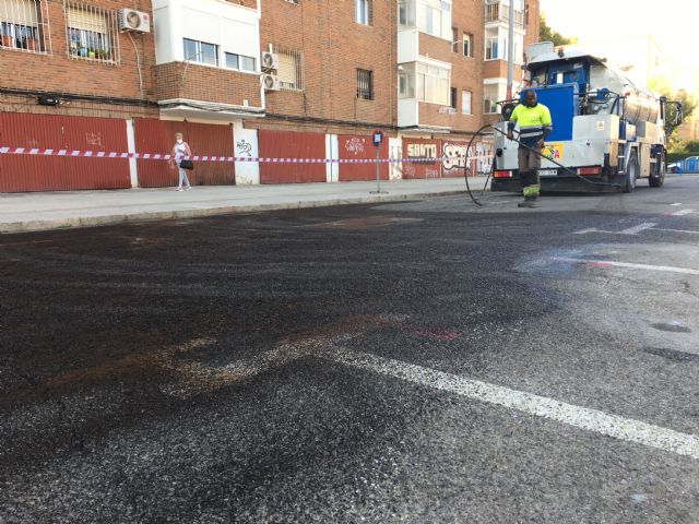 La explanada del centro comercial Cenit renueva su asfalto