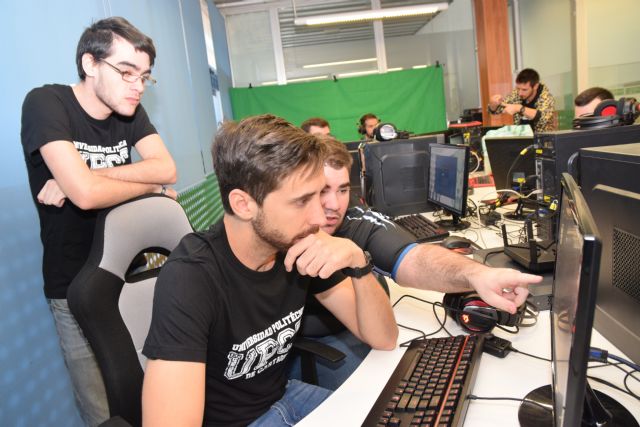 El UPCT e-Sport triplica sus miembros y estrena equipamiento para retransmitir y comentar las partidas