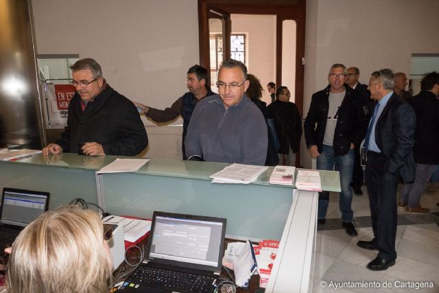 Mas de un centenar de donantes han pasado hasta este mediodia al Palacio Consistorial para participar en el Maraton de Sangre
