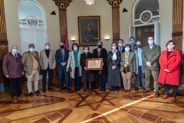 La familia del historiador Rubio Paredes recibe el pergamino de concesión de la Medalla de Oro