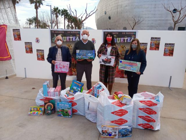 Entrega de juguetes donados campaña 'Tu juguete, su ilusión'