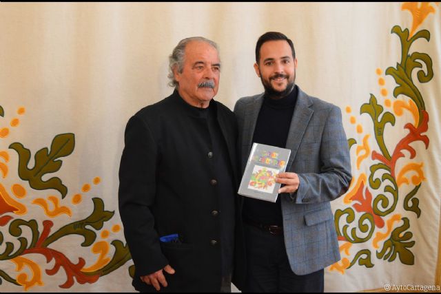 Pedro Fernández presenta su primer libro 'Pollos en el asfalto'